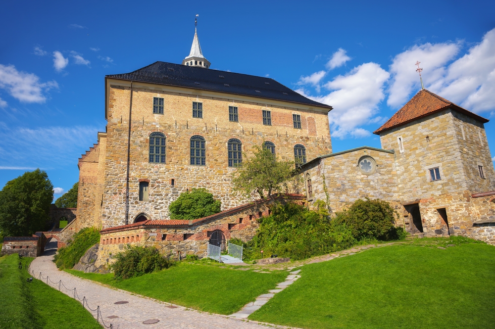 Las murallas de piedra y las torres de la fortaleza de Akershus en Oslo