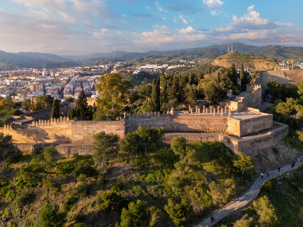 Las murallas del castillo de Gibralfaro sobre Málaga