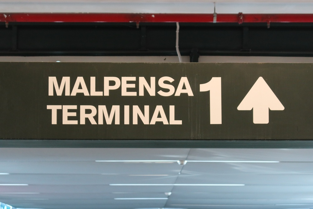 De Malpensa a Milán - tren, autobús y taxi 7 Letrero de la Terminal 1 del aeropuerto de Milán Malpensa