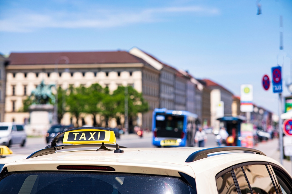 Del aeropuerto de Múnich al centro - guía de transporte 8 Letrero de taxi en un coche en Múnich