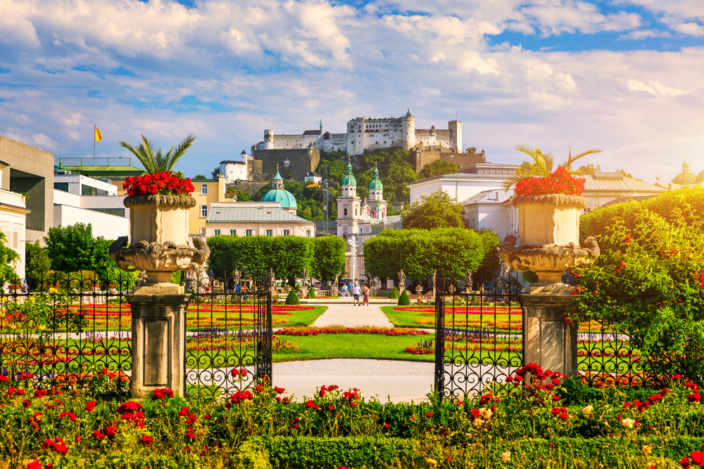 ¿Dónde alojarse en Salzburgo? Las 5 mejores zonas y buenos hoteles 9 Los jardines de Mirabell en Salzburgo con la fortaleza de Hohensalzburg al fondo
