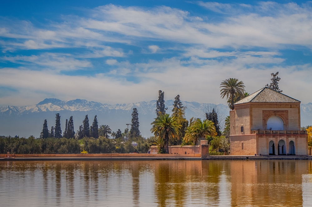 ¿Dónde alojarse en Marrakech? Las 5 mejores zonas y buenos hoteles 9 Los jardines de la Menara en Marrakech con el pabellón y las montañas del Atlas al fondo