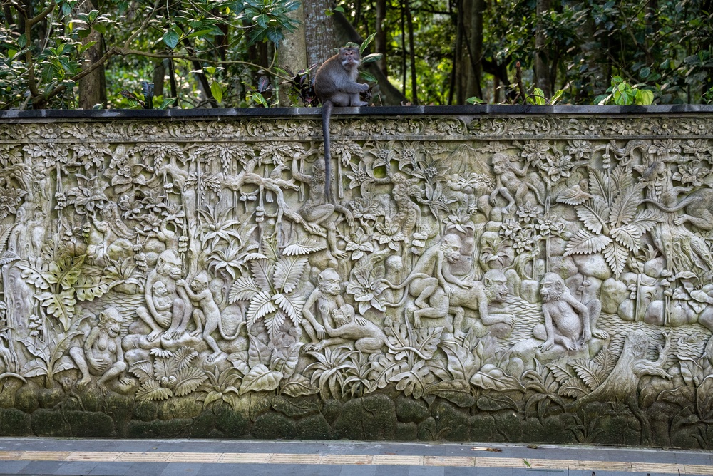 Macaco sobre un relieve de piedra en Monkey Forest, Ubud