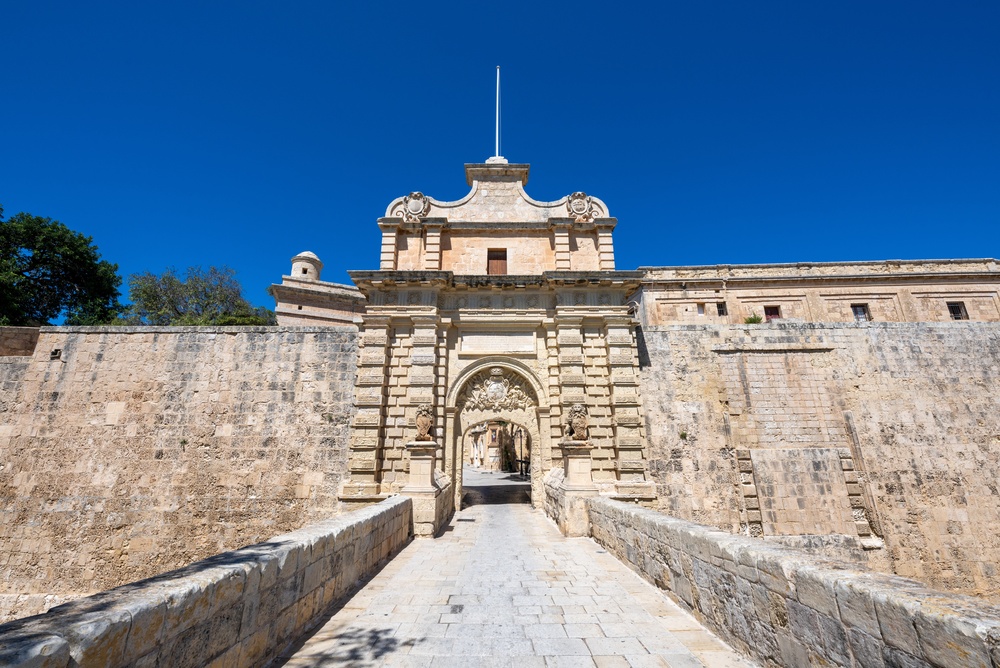 Mdina Gate y las murallas de Mdina en Malta