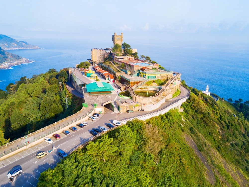 ¿Dónde alojarse en San Sebastián? Las 6 mejores zonas y buenos hoteles 12 Torreón y parque de atracciones en la cima del monte Igueldo en San Sebastián