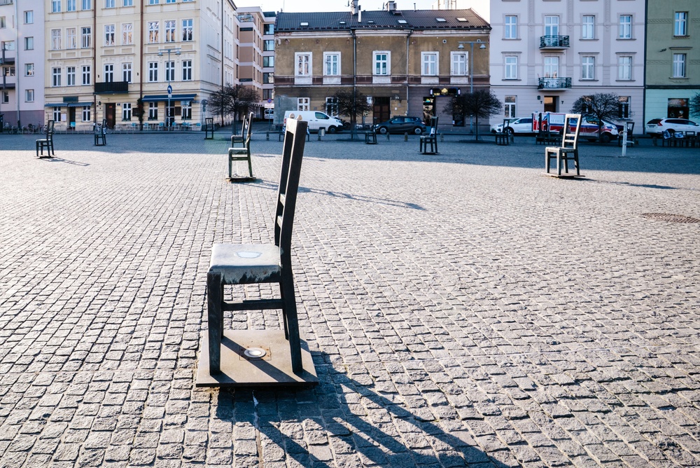 Del aeropuerto de Cracovia al centro - guía de transporte 11 El monumento de las sillas vacías en Plac Bohaterów Getta, en Podgórze, Cracovia