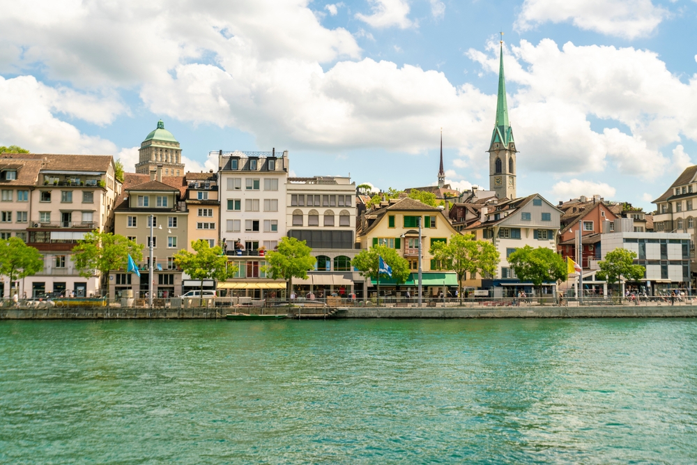 ¿Dónde alojarse en Zúrich? Las 6 mejores zonas y buenos hoteles 8 Niederdorf visto desde el río Limmat en Zúrich