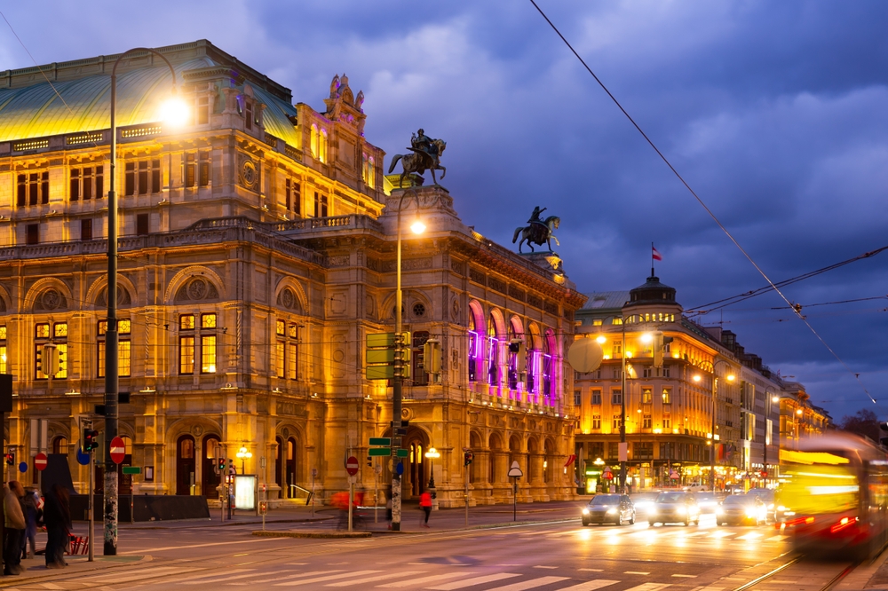 Qué ver en Viena: las 20 mejores cosas que hacer 31 Ópera Estatal de Viena y Opernring al anochecer