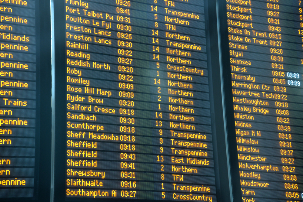 Del aeropuerto de Mánchester al centro - guía de transporte 7 El panel de salidas de la estación Manchester Piccadilly
