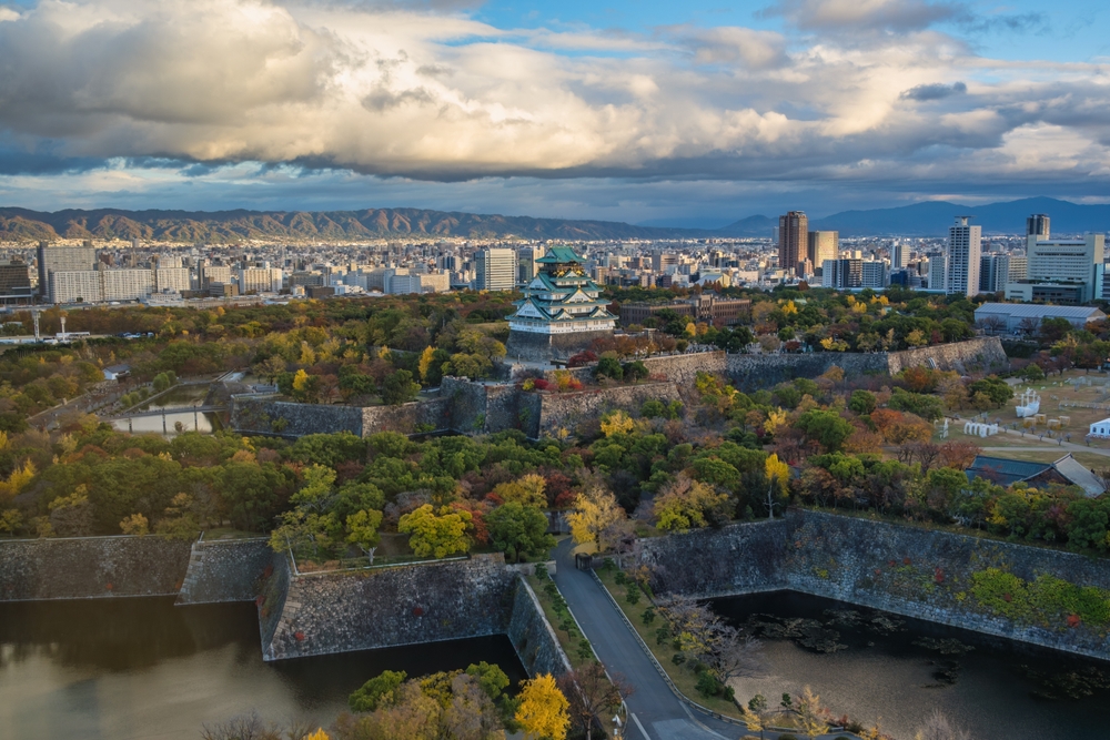 Panorámica de Osaka con Osaka Castle en otoño