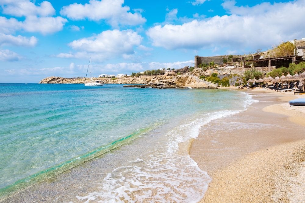 Tumbonas y sombrillas en Paradise Beach de Mykonos