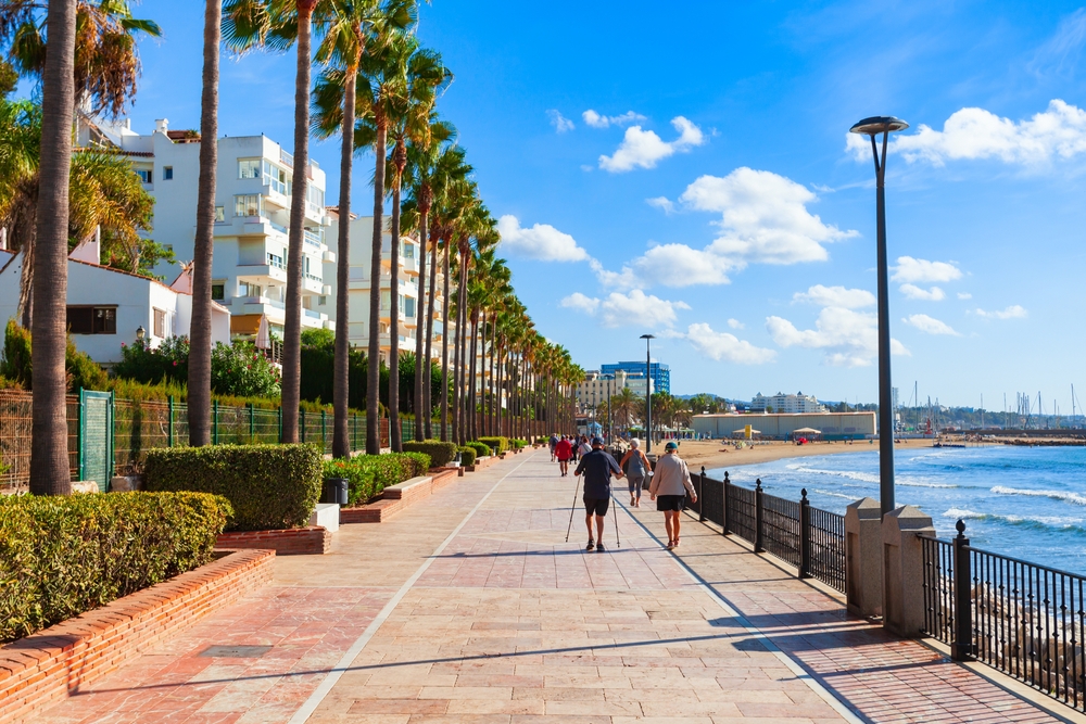 Del aeropuerto de Málaga al centro y la Costa del Sol 7 Paseo marítimo de Marbella
