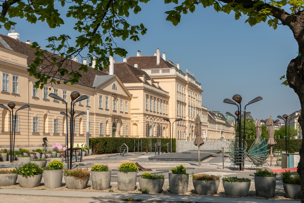 Qué ver en Viena: las 20 mejores cosas que hacer 29 Patio con asientos en MuseumsQuartier de Viena