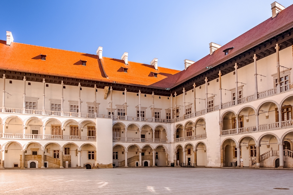 Del aeropuerto de Cracovia al centro - guía de transporte 12 El patio porticado del castillo de Wawel en Cracovia