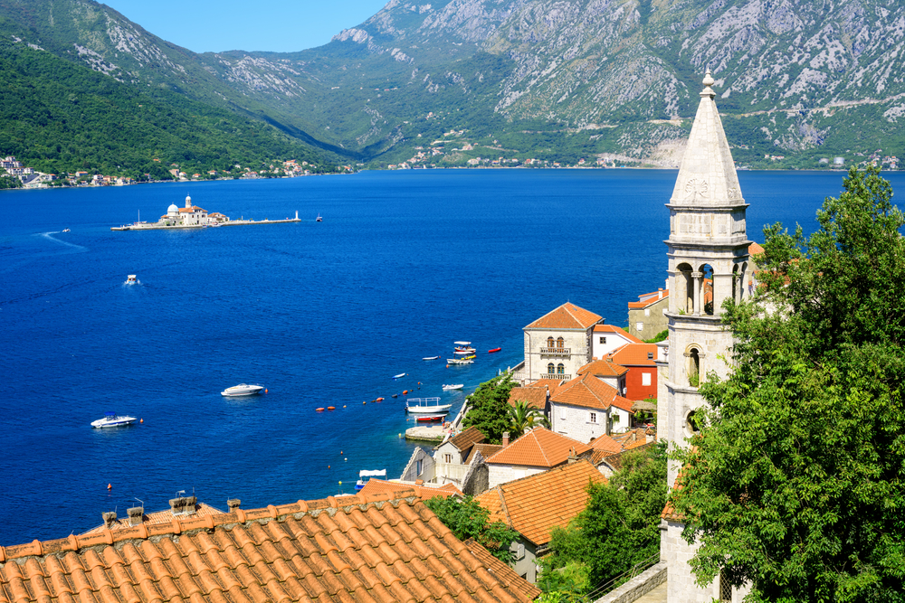¿Dónde alojarse en Montenegro? Los 7 mejores lugares y buenos hoteles 14 Perast en la bahía de Kotor con la isla de Nuestra Señora de las Rocas