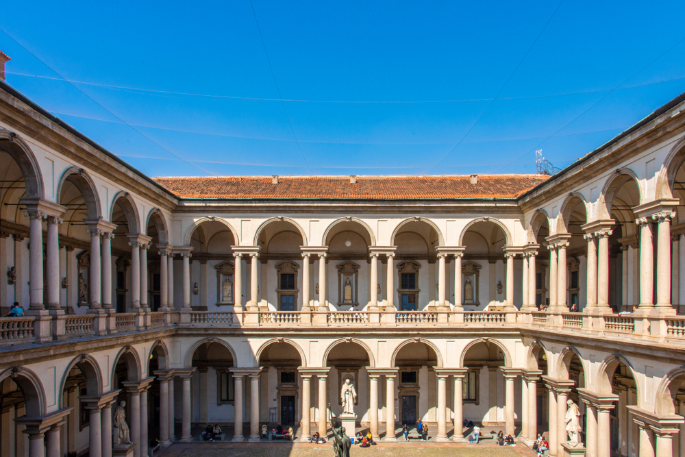 Qué ver en Milán: 20 lugares, museos y excursiones 26 Patio de la Pinacoteca di Brera con la estatua de Napoleón