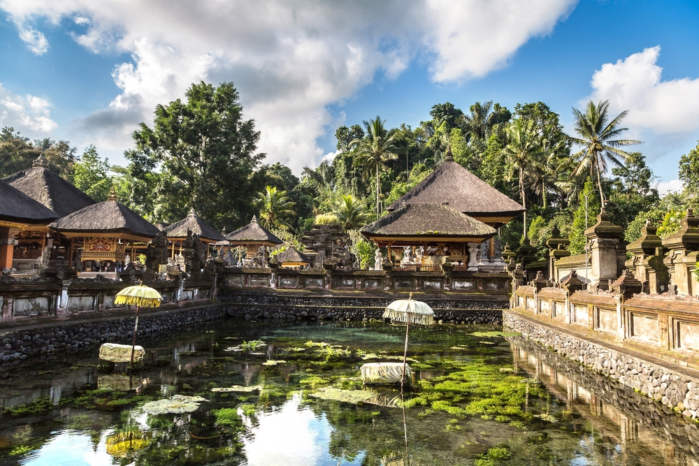 Piscina de agua sagrada de manantial en Tirta Empul, Bali