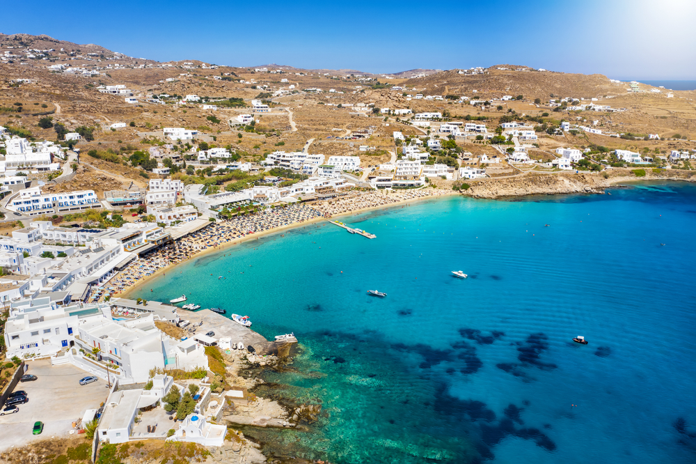 Vista aérea de la playa de Platis Gialos en Mykonos