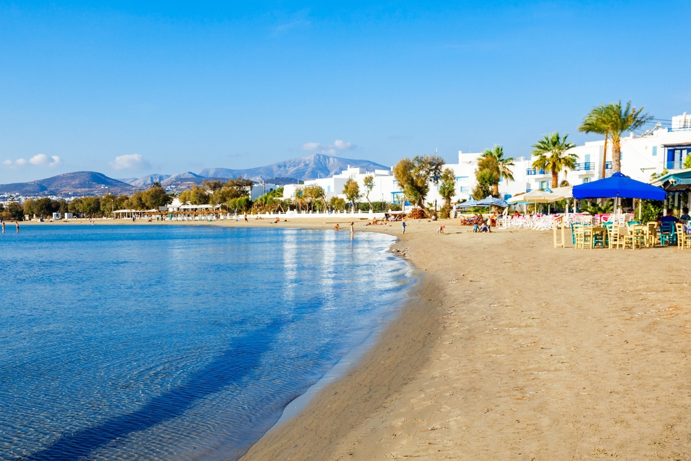 La playa urbana de Agios Georgios en Naxos