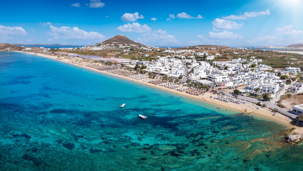 Vista aérea de la playa de Agios Prokopios en Naxos