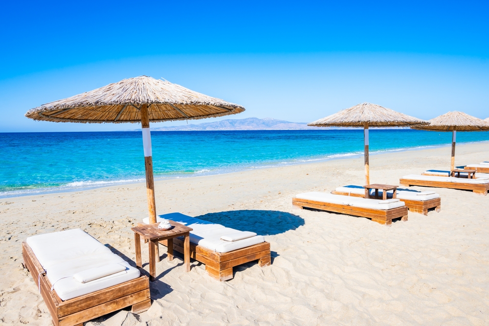 Sombrillas en la playa de Plaka en Naxos