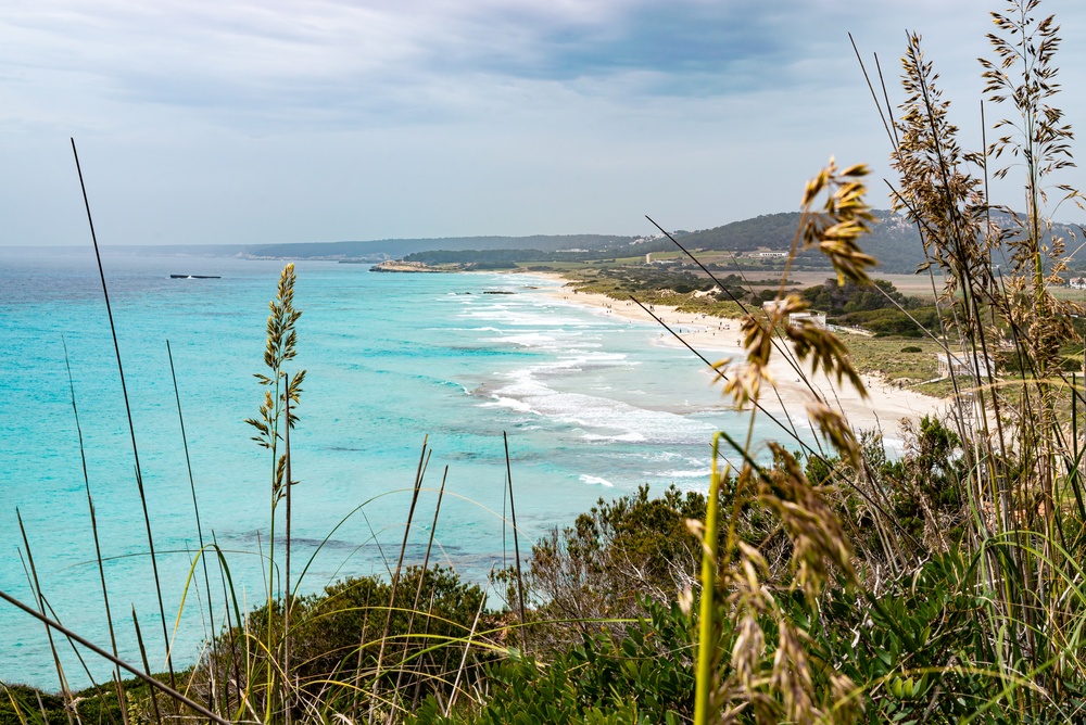 Playa de arena de Son Bou en Menorca