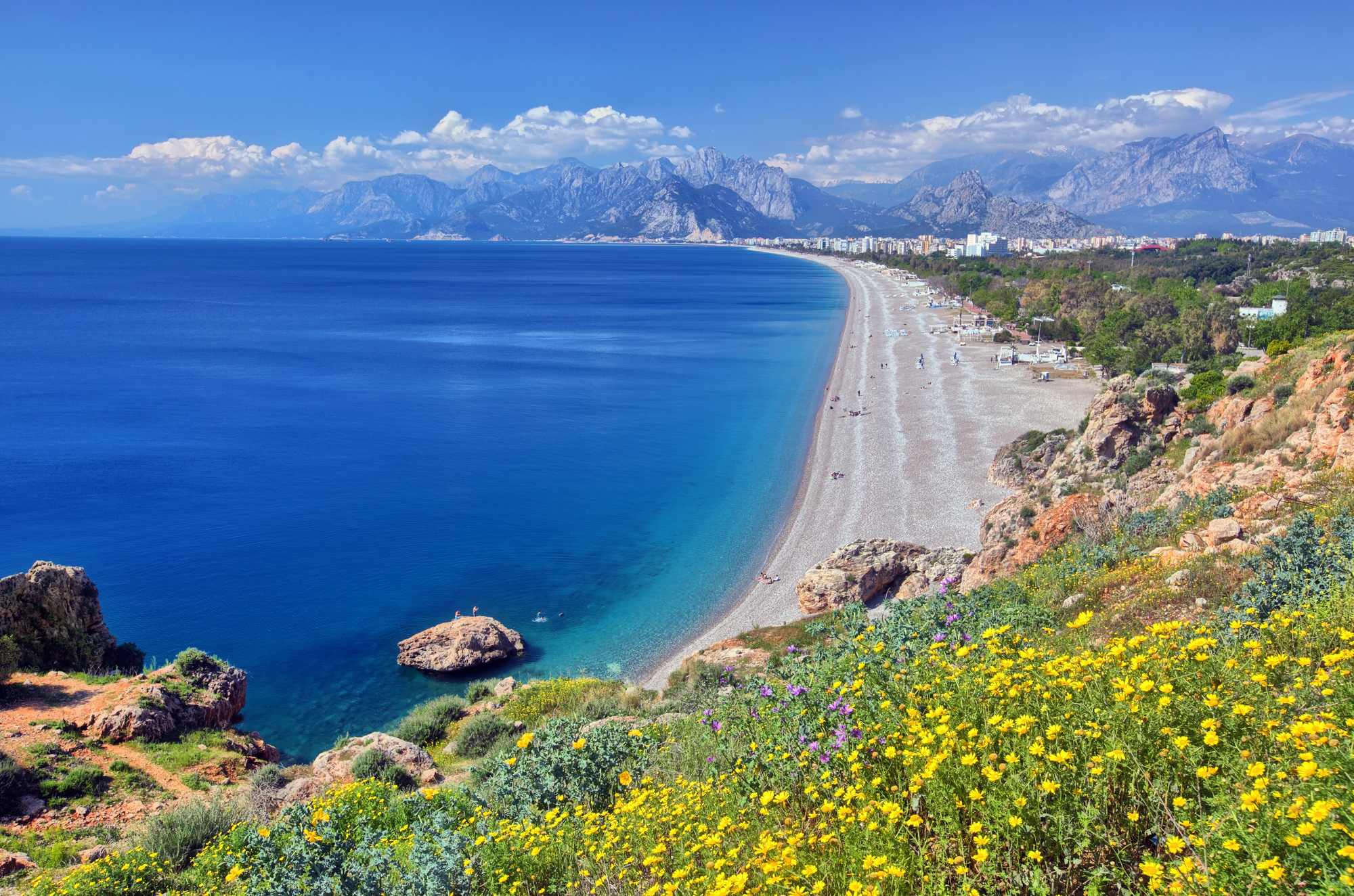 Playa de Konyaaltı en Antalya junto al Mediterráneo