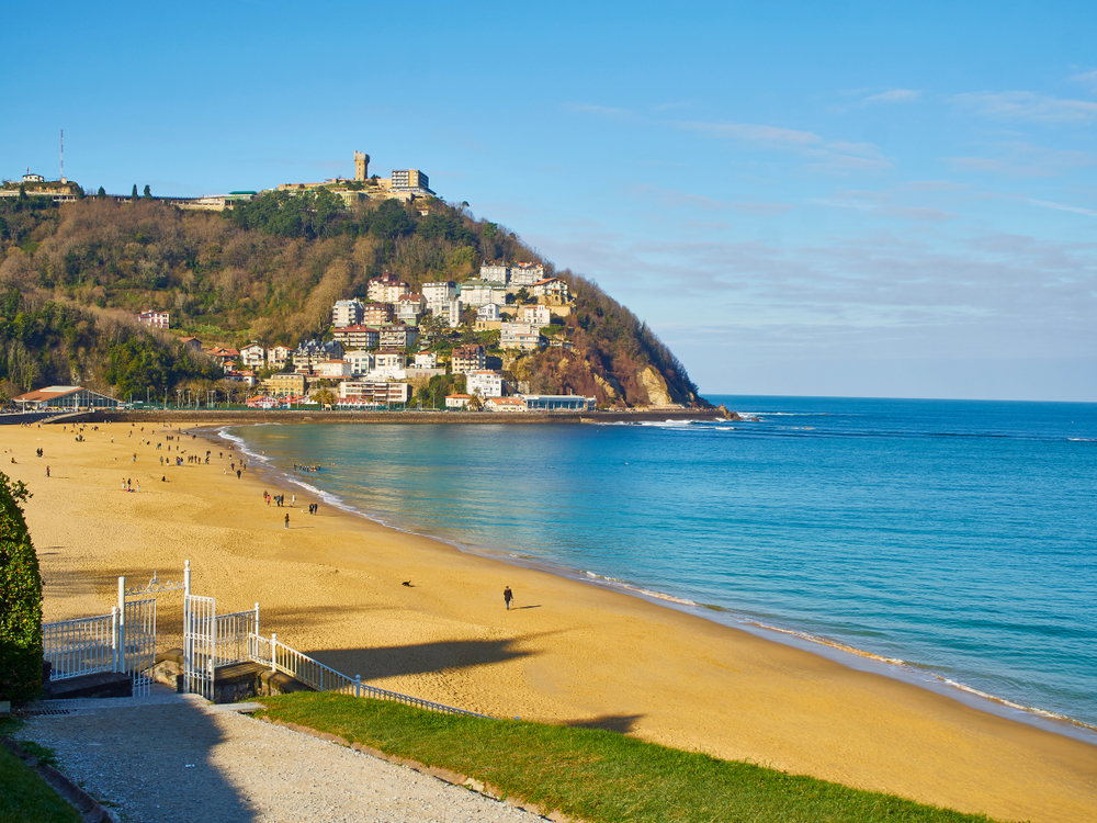¿Dónde alojarse en San Sebastián? Las 6 mejores zonas y buenos hoteles 11 Playa de Ondarreta con el monte Igueldo al fondo, vista desde los jardines del palacio de Miramar