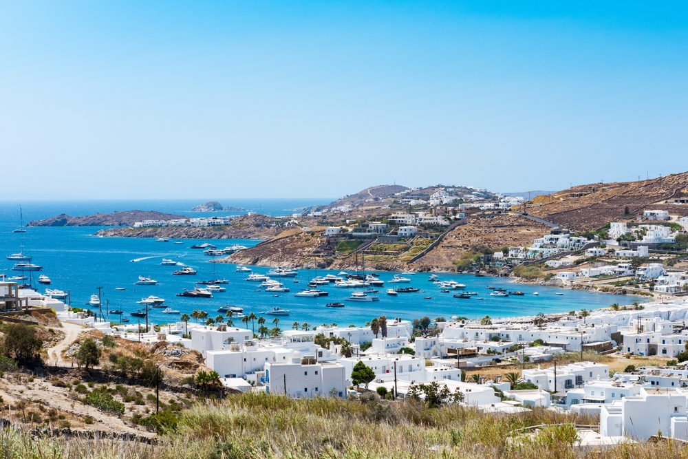 Tumbonas y sombrillas en la playa de Ornos de Mykonos