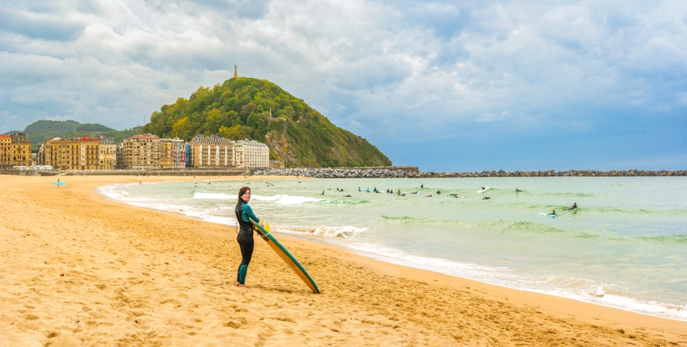 ¿Dónde alojarse en San Sebastián? Las 6 mejores zonas y buenos hoteles 10 Surfistas en la playa de Zurriola, en el barrio de Gros de San Sebastián