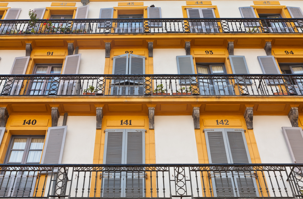 ¿Dónde alojarse en San Sebastián? Las 6 mejores zonas y buenos hoteles 8 Balcones numerados de la Plaza de la Constitución en San Sebastián