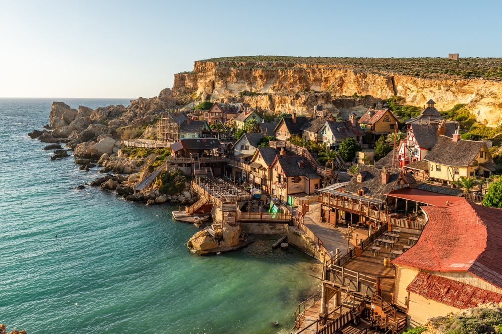 Popeye Village en Anchor Bay, Mellieħa, Malta