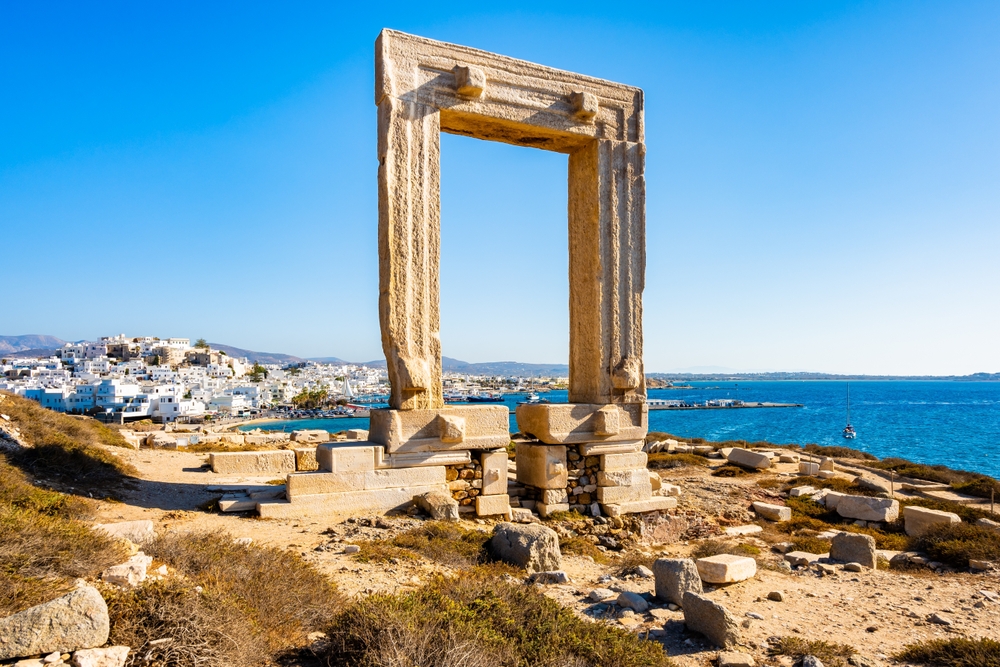 Portara, la puerta del templo de Apolo, con vistas al puerto y a la ciudad de Naxos