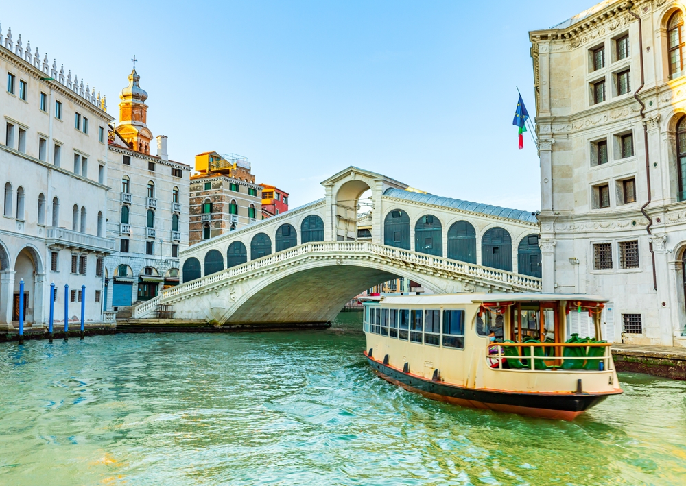 Puente de Rialto y un vaporetto en Venecia