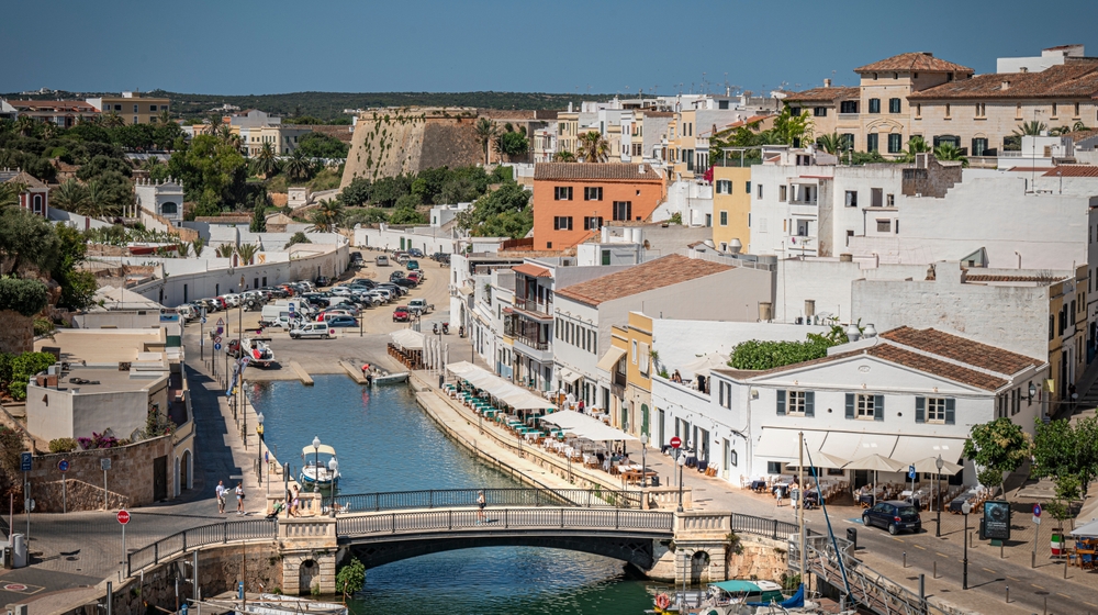 Casas de colores junto al puerto de Ciutadella en Menorca