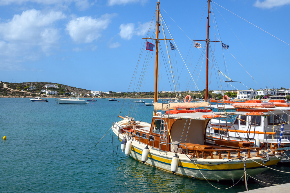 Barcos pesqueros en el puerto de Aliki, Paros