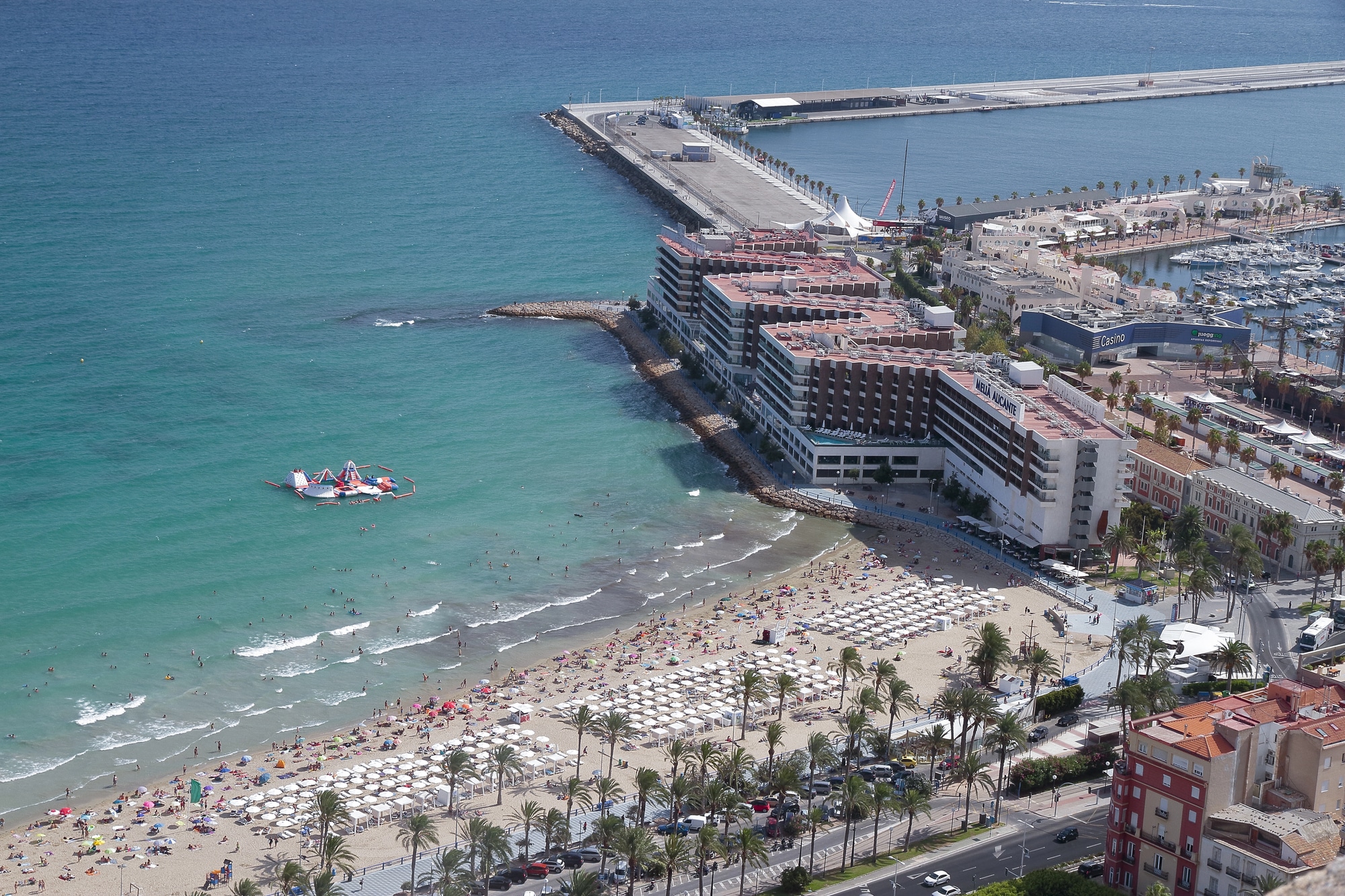 Del aeropuerto de Alicante al centro - guía de transporte 6 El puerto deportivo y la playa del Postiguet en Alicante