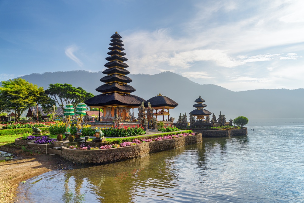 Pura Ulun Danu Beratan junto al lago Beratan en Bali