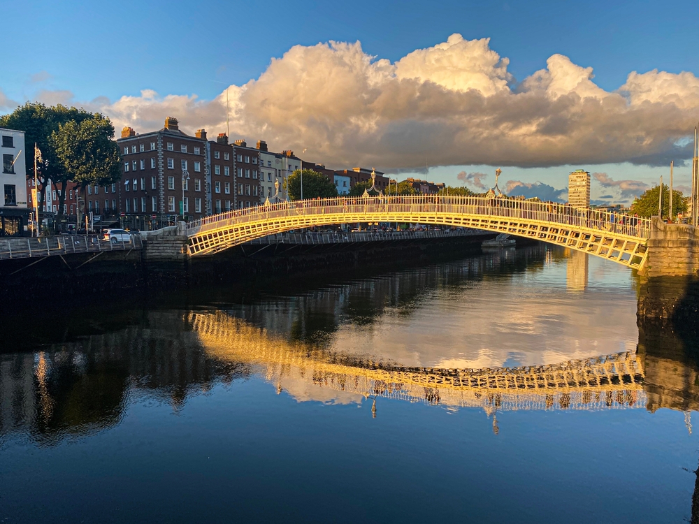 El puente Ha'penny sobre el río Liffey en Dublín al atardecer