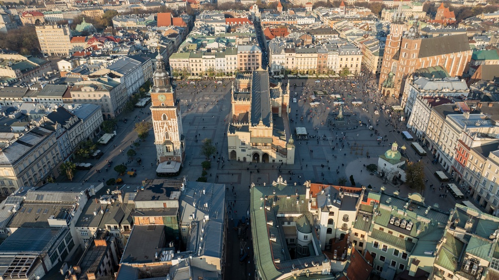 Vista aérea de Rynek Główny en Cracovia con la Lonja de los Paños y la basílica de Santa María