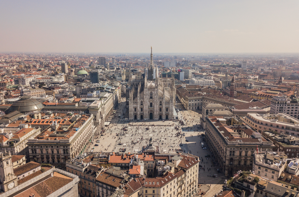Vista aérea de la catedral de Milán, la Galleria Vittorio Emanuele II y la Piazza del Duomo