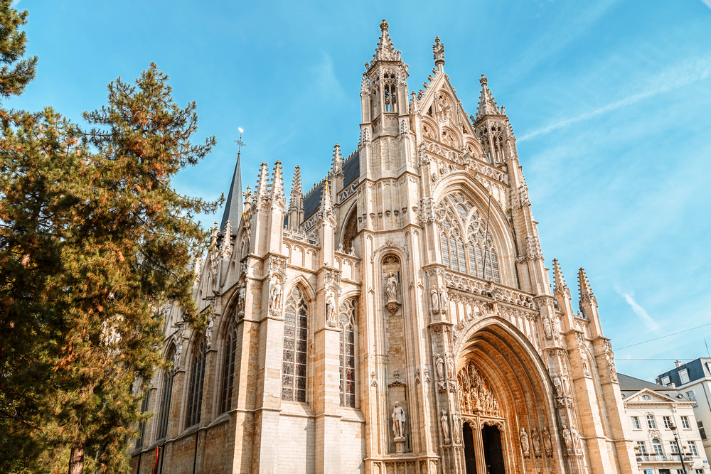 ¿Dónde alojarse en Bruselas? Las 6 mejores zonas y buenos hoteles 11 Iglesia Notre-Dame du Sablon en el barrio de Sablon de Bruselas