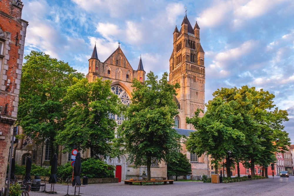 ¿Dónde alojarse en Brujas? Las 5 mejores zonas y buenos hoteles 12 Sint-Salvatorskathedraal entre 't Zand y Markt, en Brujas