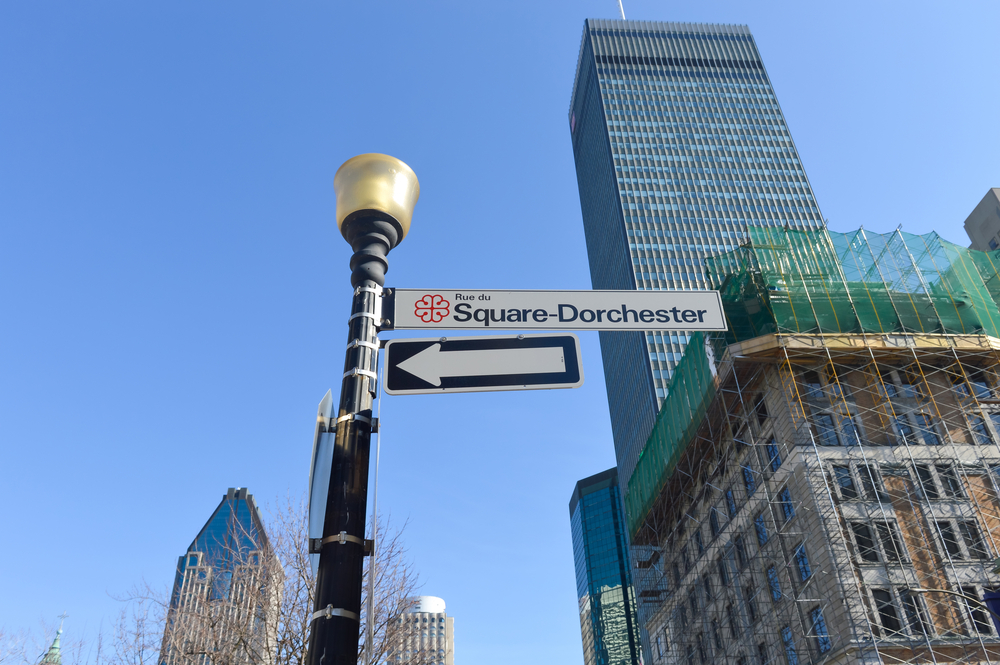 Square Dorchester entre los rascacielos de Downtown, en Montreal