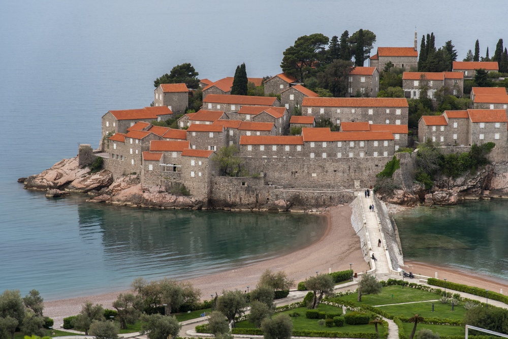 ¿Dónde alojarse en Montenegro? Los 7 mejores lugares y buenos hoteles 15 Vista aérea de la isla de Sveti Stefan y sus tejados rojos