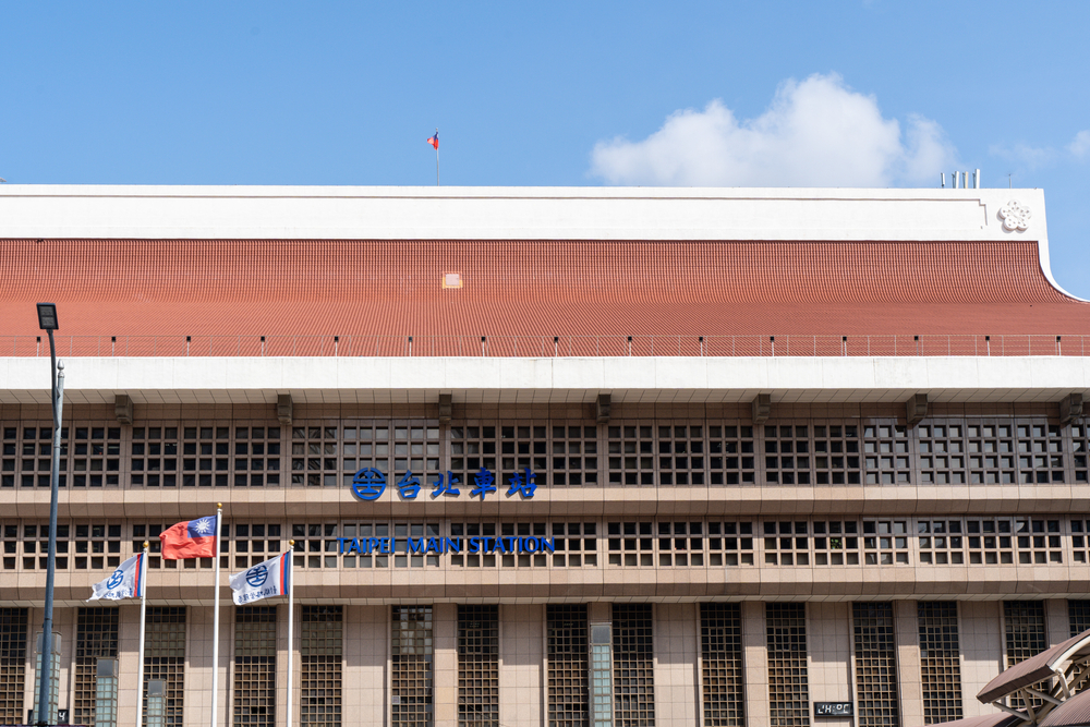 ¿Dónde alojarse en Taipéi? Las 6 mejores zonas y buenos hoteles 10 Taipei Main Station bajo un cielo azul