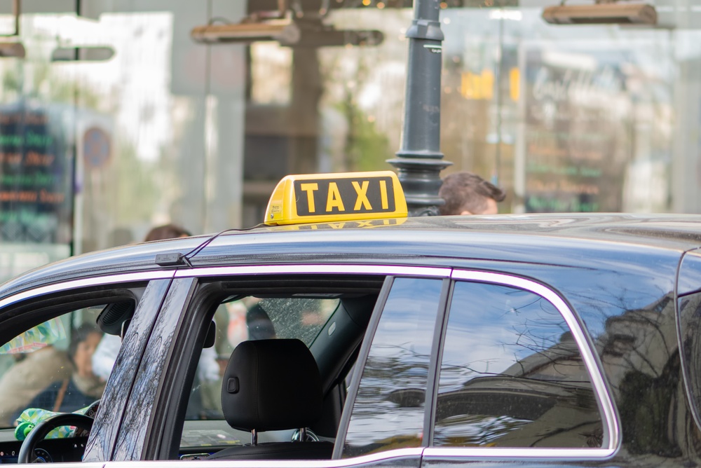 Taxi con letrero amarillo en una calle de Viena