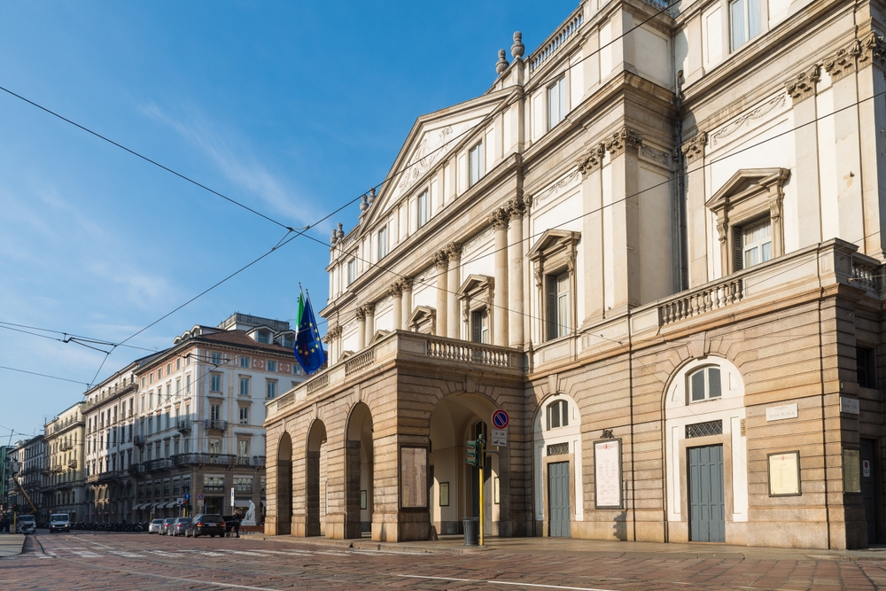 Qué ver en Milán: 20 lugares, museos y excursiones 23 Teatro alla Scala en la Piazza della Scala de Milán