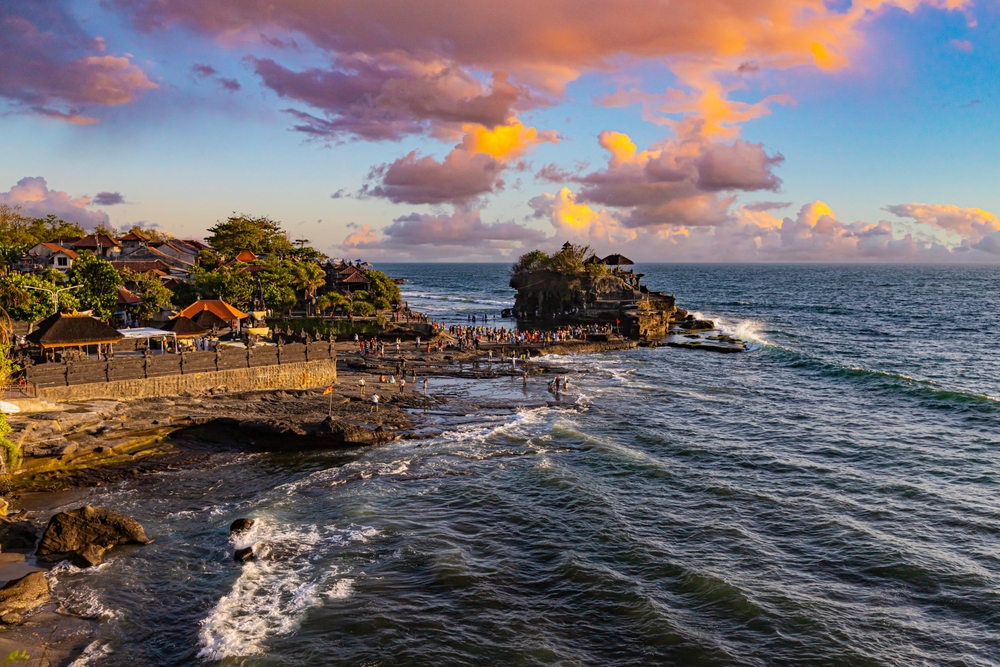 Templo Tanah Lot en Bali al atardecer