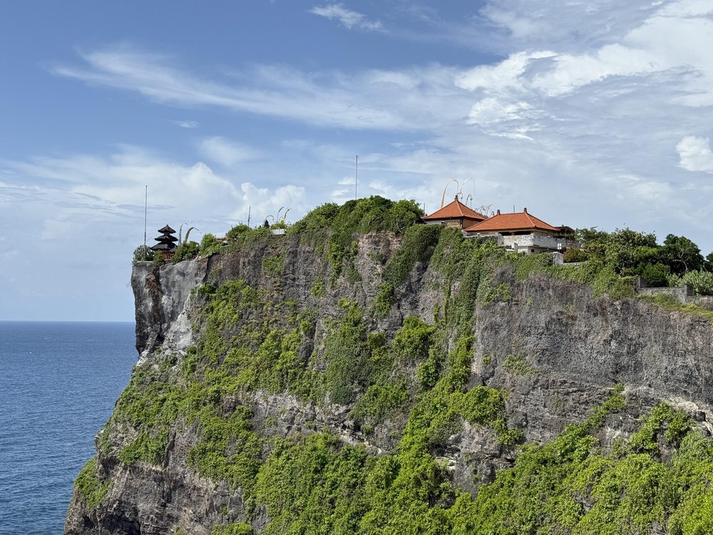 Templo Uluwatu sobre un acantilado del océano Índico